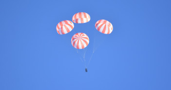 Test spadochronów głównych załogowej kapsuły Dragon, 27 stycznia 2016 / Credit: NASA