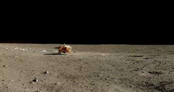 Łazik Yutu wykonał zdjęcia składające się na tę panoramę w dniu 13 stycznia 2014 roku, w trakcie drugiego dnia księżycowego na powierzchni. Dwa ziemskie dni później łazik doświadczył awarii, będąc nieco bliżej lądownika, zastygając w miejscu już na zawsze. Źródło: Chinese Academy of Sciences / China National Space Administration / The Science and Application Center for Moon and Deepspace Exploration / Emily Lakdawalla