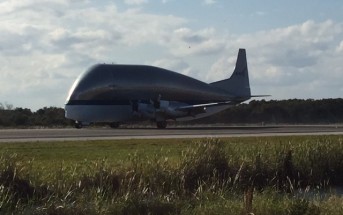 Samolot NASA Super Guppy ze statkiem Orion na pokładzie / NASA/Brittney Mostert