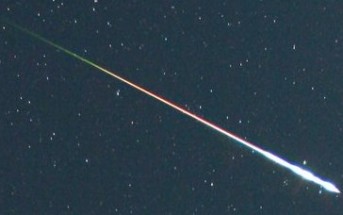 "Spadająca gwiazda" (meteor). Jeśli obiekt przetrzyma przejście przez atmosferę, wówczas stanie się meteorytem. / Źródło: NASA