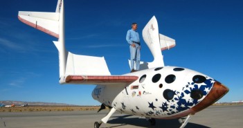 Burt Rutan na SpaceShipOne - zdjęcie z 2004 roku / Credits - Scaled Composites