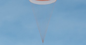 Kapsuła powrotna Sojuza TMA-18M wraca na Ziemię / Credits - NASA/Bill Ingalls