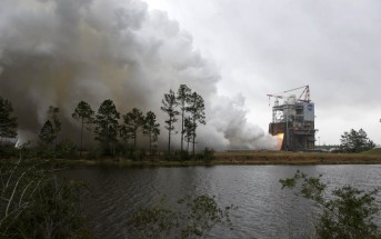 Próbne odpalenie silnika RS-25 w przygotowaniu na loty rakiet SLS / Źródło: NASA/SSC