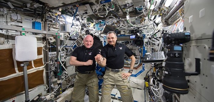 Scott Kelly i Michaił Kornijenko na pokładzie ISS / Credits - NASA