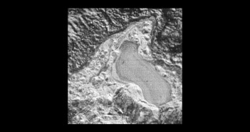 Ślad dawnego plutońskiego jeziora ciekłego azotu? / Credits - NASA/JHUAPL/SwRI