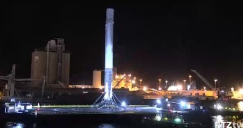 Pierwszy stopień Falcona 9R U wpływa do portu Canaveral / Credits - port Canaveral webcam