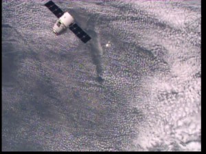 Kapsuła Dragon zbliża się do ISS / Credits - NASA TV
