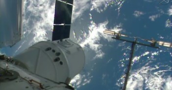 Kapsuła Dragon przyłączona do ISS / Credits - NASA TV