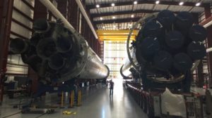 By land and sea – dwa pierwsze człony rakiety Falcon 9, które miękko powróciły na Ziemię po wykonaniu swojej misji. Źródło: SpaceX/Elon Musk