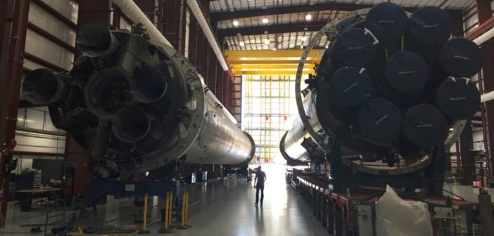 By land and sea – dwa pierwsze człony rakiety Falcon 9, które miękko powróciły na Ziemię po wykonaniu swojej misji. Źródło: SpaceX/Elon Musk