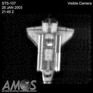Wahadłowiec Columbia z misji STS-107 został sfotografowany w momencie przelotu nad Hawajami / Źródło: AMOS
