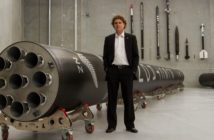 Peter Beck, szef Rocket Lab, i rakieta Electron / Credit: Rocket Lab