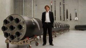 Peter Beck, szef Rocket Lab, i rakieta Electron / Credit: Rocket Lab