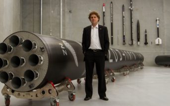 Peter Beck, szef Rocket Lab, i rakieta Electron / Credit: Rocket Lab