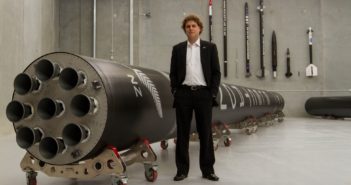 Peter Beck, szef Rocket Lab, i rakieta Electron / Credit: Rocket Lab