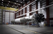 Odzyskany po starcie 21 grudnia pierwszy stopień rakiety Falcon 9 w hangarze firmy . Źródło: SpaceX