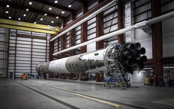 Odzyskany po starcie 21 grudnia pierwszy stopień rakiety Falcon 9 w hangarze firmy . Źródło: SpaceX