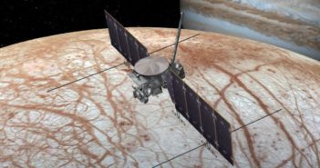 Wizja artystyczna sondy nad powierzchnią Europy / Źródło: NASA