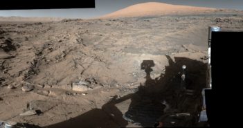 Łazik Curiosity spogląda ku Mt Sharp (po prawej stronie zdjęcia). Obraz uzyskany 4 kwietnia 2016 / Credits - NASA/JPL-Caltech/MSSS