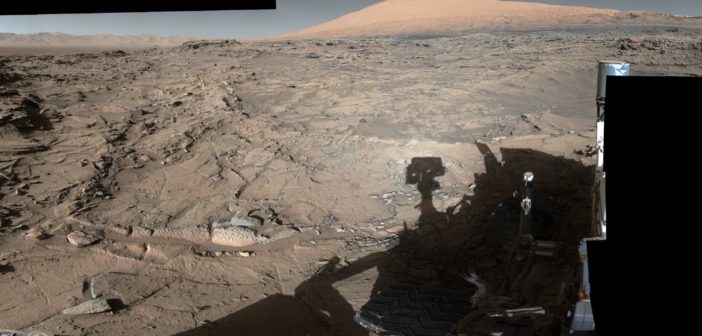 Łazik Curiosity spogląda ku Mt Sharp (po prawej stronie zdjęcia). Obraz uzyskany 4 kwietnia 2016 / Credits - NASA/JPL-Caltech/MSSS