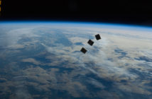 Trzy zminiaturyzowane satelity (CubeSat) uwolnione z ISS. Tego typu satelity byłyby wynoszone przez małą rakietę Airbusa / Credits - NASA