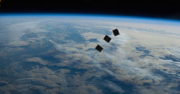Trzy zminiaturyzowane satelity (CubeSat) uwolnione z ISS. Tego typu satelity byłyby wynoszone przez małą rakietę Airbusa / Credits - NASA