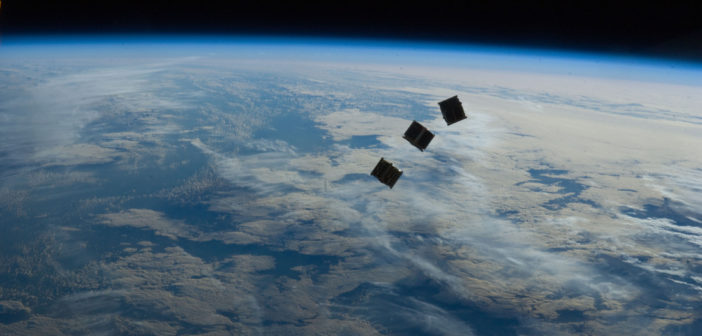 Trzy zminiaturyzowane satelity (CubeSat) uwolnione z ISS. Tego typu satelity byłyby wynoszone przez małą rakietę Airbusa / Credits - NASA