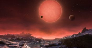 Wizja artystyczna ultra-chłodnego karła TRAPPIST-1 widzianego z powierzchni z TRAPPIST-1d / Credits -ESO/M. Kornmesser