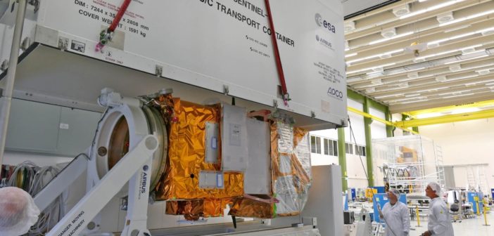 Sentinel-2B przygotowywany do transportu w centrum integracji satelitów Airbus Defence and Space w Friedrichshafen (Niemcy) / Credits: Airbus DS GmbH / A. Ruttloff – 2016