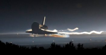 Prom Atlantis ląduje po misji STS-135 - koniec programu wahadłowców / Credits - NASA