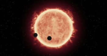 Planety TRAPPIST-1b oraz TRAPPIST-1c, tranzytujące przed czerwonym karłem układu (NASA/ESA/STScI/J. de Wit - MIT)