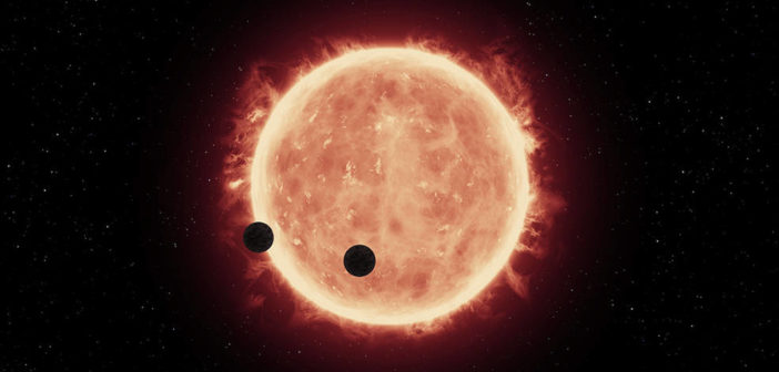 Planety TRAPPIST-1b oraz TRAPPIST-1c, tranzytujące przed czerwonym karłem układu (NASA/ESA/STScI/J. de Wit - MIT)