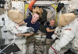 Astronauci Kate Rubins i Jeff Williams przygotowują się do spaceru EVA-36 / Credits - NASA