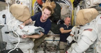 Astronauci Kate Rubins i Jeff Williams przygotowują się do spaceru EVA-36 / Credits - NASA