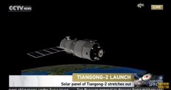 Grafika prezentująca Tiangong-2 na orbicie, z rozłożonymi panelami słonecznymi / Credits - CCTV