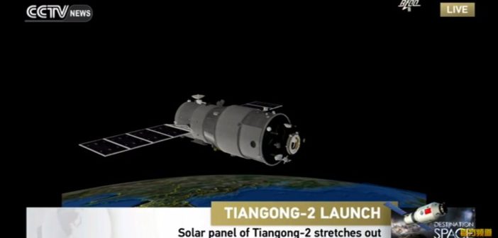 Grafika prezentująca Tiangong-2 na orbicie, z rozłożonymi panelami słonecznymi / Credits - CCTV