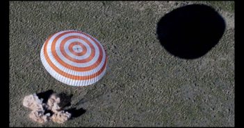 Lądowanie Sojuza TMA-20M / Credits - NASA/Bills Ingalls
