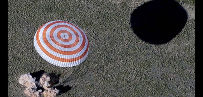 Lądowanie Sojuza TMA-20M / Credits - NASA/Bills Ingalls