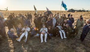 Po lądowaniu Sojuza / Credits - NASA/Bills Ingalls