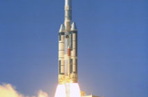 Start rakiety Tytan III-C z makietą stacji kosmicznej MOL (NASA)