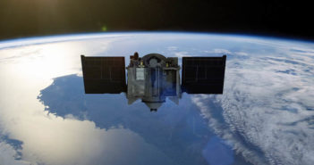 OSIRIS-REx w pobliżu Ziemi - wizualizacja / Credit: NASA