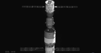 Jedno z opublikowanych zdjęć TG-2 i Shenzhou-11 z BX-2 (małego satelity krążącego przez pewien czas w pobliżu TG-2) / Credits - CNSA