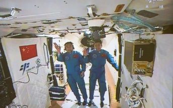 Tajkonauci we wnętrzu Tiangong-2 / Credits - CCTV