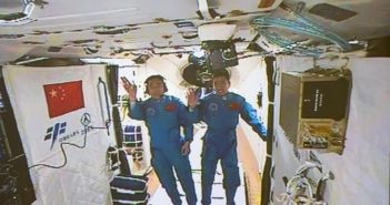 Tajkonauci we wnętrzu Tiangong-2 / Credits - CCTV