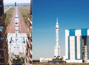 Rakieta CZ-2F transportowana na stanowisko startowe / Credits: SpaceflightNow