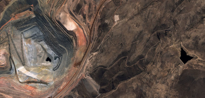 Zdjęcie kopalni miedzi Cuajone wykonane przez PeruSat-1 / Credit: CONIDA, AD&S