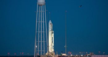 Rakieta Antares 230 na stanowisku startowym (zdjęcie z października 2016). Tę rakietę zaprojekowała i zbudowała firma Orbital ATK / Credits: NASA, Bill Ingalls
