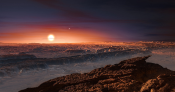 Wizja artystyczna powierzchni planety Proxima b, orbitującej wokół czerwonego karła Proxima Centauri. W tle widoczne pozostałe dwie gwiazdy tego układu wielokrotnego Alfa Centauri AB. (ESO/M. Kornmesser)
