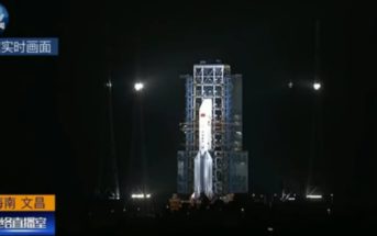 CZ-5 na wyrzutni startowej, tuż przed odpaleniem silników (pierwszy lot) / Credits - CCTV