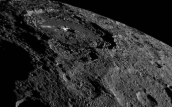 Zdjęcie przedstawiające obszar leżący w pobliżu Krateru Occator wykonane przez sondę Dawn w październiku 2016 (NASA/JPL-Caltech/UCLA/MPS/DLR/IDA)